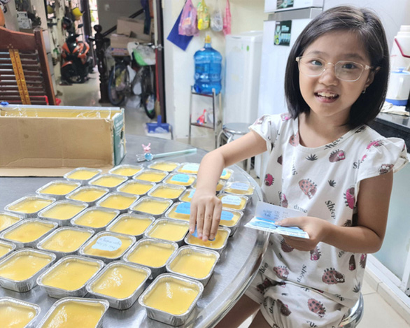 Không chỉ làm bánh bán mà mới đây, cô bé còn lấy tiền tiết kiệm của mình để làm mẻ bánh 120 cái mang tặng đến đội ngũ y bác sĩ của Bệnh viện Trưng Vương, nơi đang điều trị cho bệnh nhân COVID-19. (Nguồn ảnh: tuoitre.vn)
